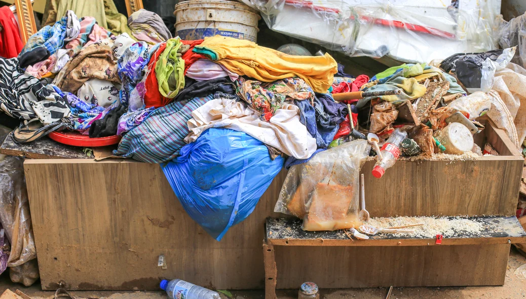 Roupas e alimentos perdidos 