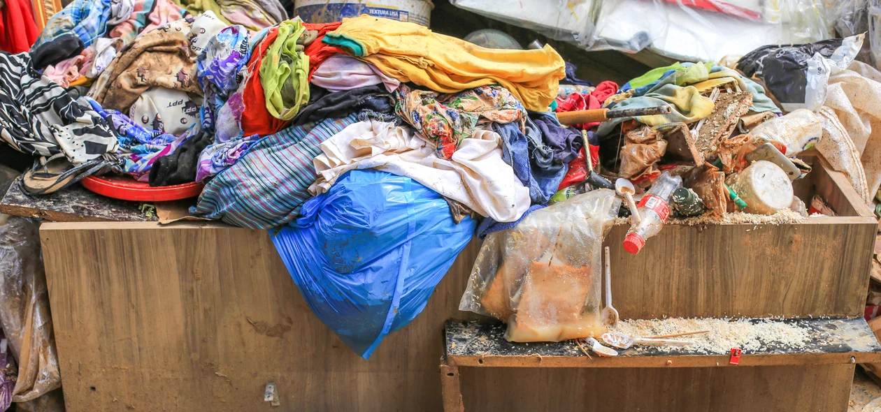 Roupas e alimentos perdidos 