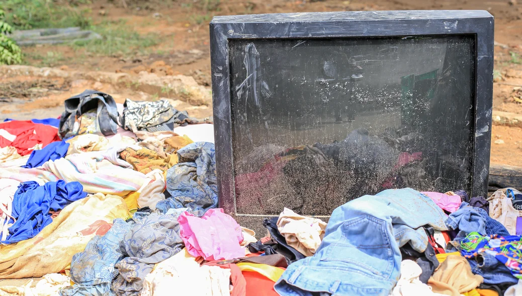 Televisão e roupas danificadas pela chuva