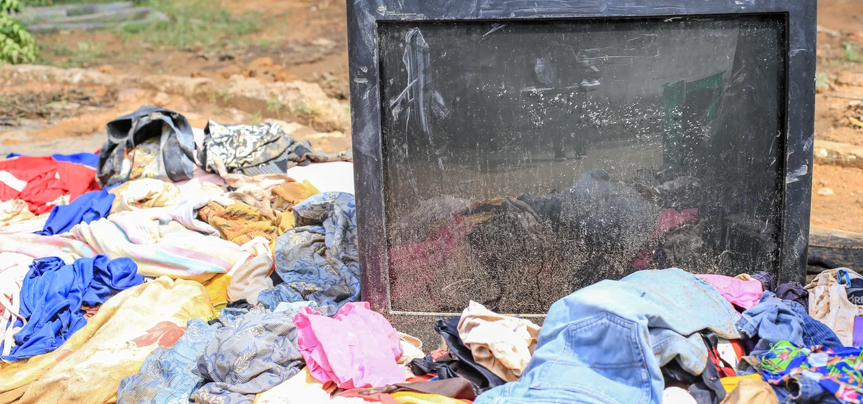 Televisão e roupas danificadas pela chuva