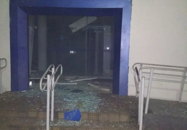 Bandidos explodem agência da Caixa Econômica em Piracuruca 