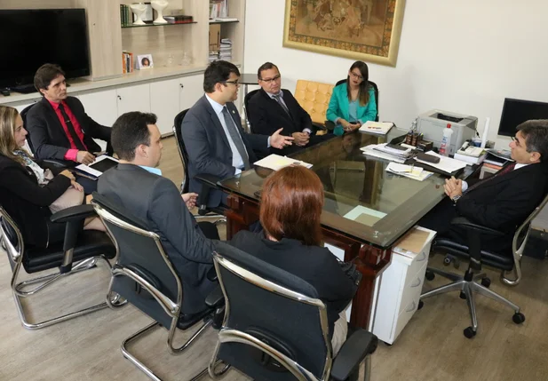 Membros da OAB-PI em reunião com o Corregedor Geral de Justiça, desembargador Ricardo Gentil