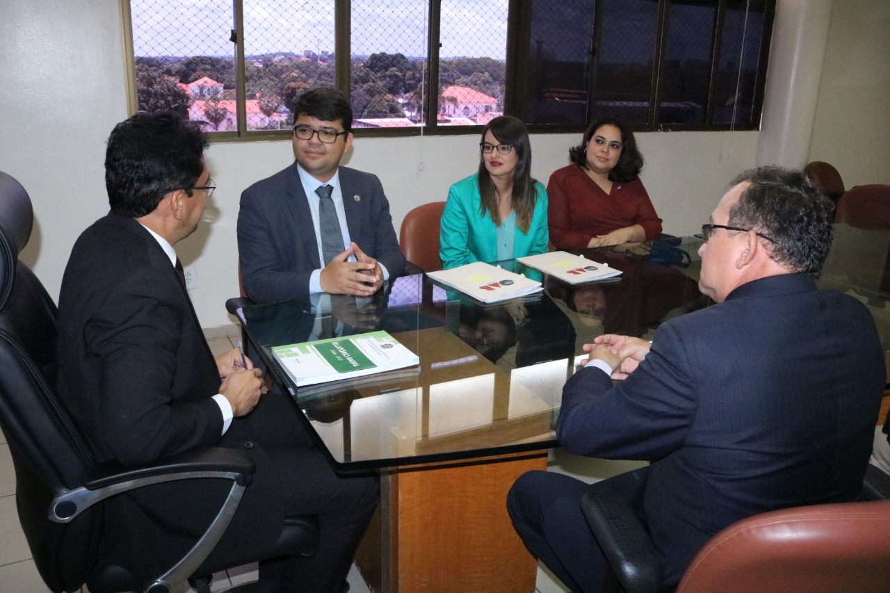 Membros da OAB-PI em reunião com o desembargador Ricardo Gentil nesta terça-feira 
