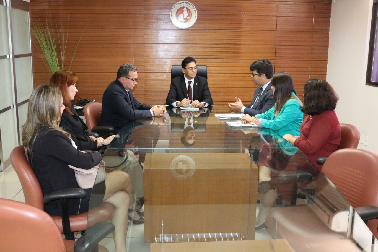 Membros da OAB-PI em reunião com o Procurador-Geral de Justiça, Cleandro Moura