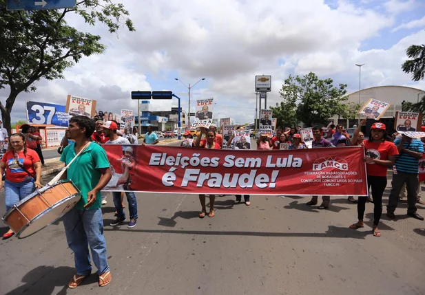 Manifestantes fazem ato em defesa de Lula em Teresina