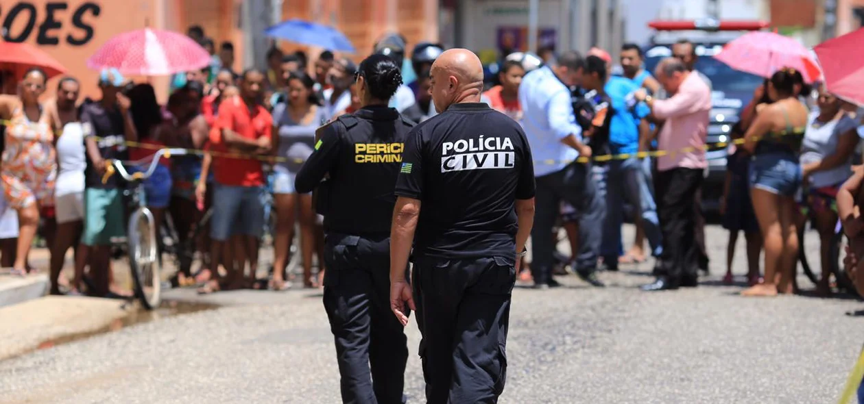 Agentes da Polícia Civil interditam o local 