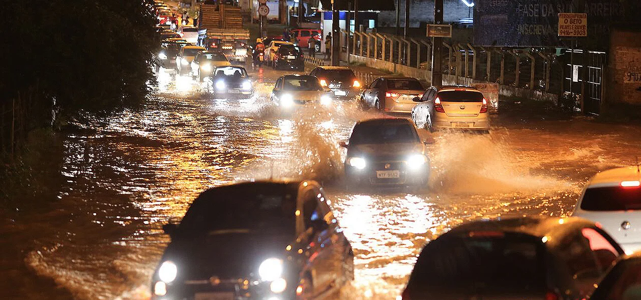 Forte chuva deixa avenida dos Expedicionários totalmente alagada em Teresina