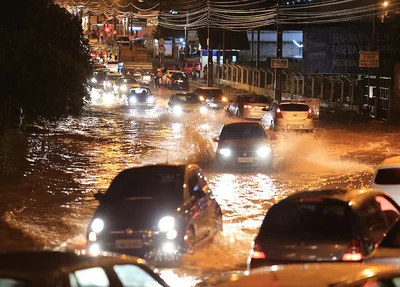 Forte chuva deixa avenida dos Expedicionários totalmente alagada em Teresina