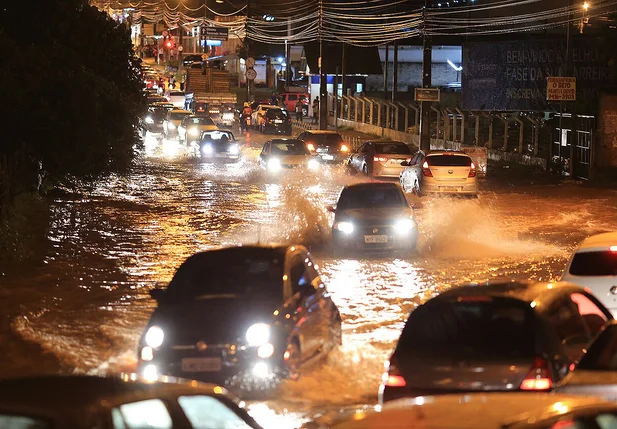 Forte chuva deixa avenida dos Expedicionários totalmente alagada em Teresina