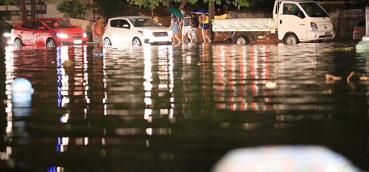 Forte chuva causa engarrafamento e deixa a cidade de Teresina um caos 