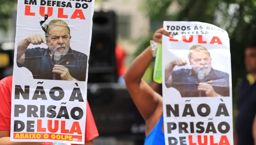 Manifestantes na rua em defesa de Lula