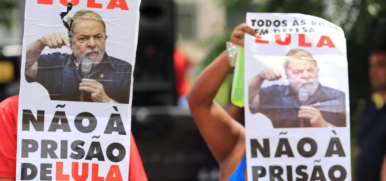Manifestantes na rua em defesa de Lula