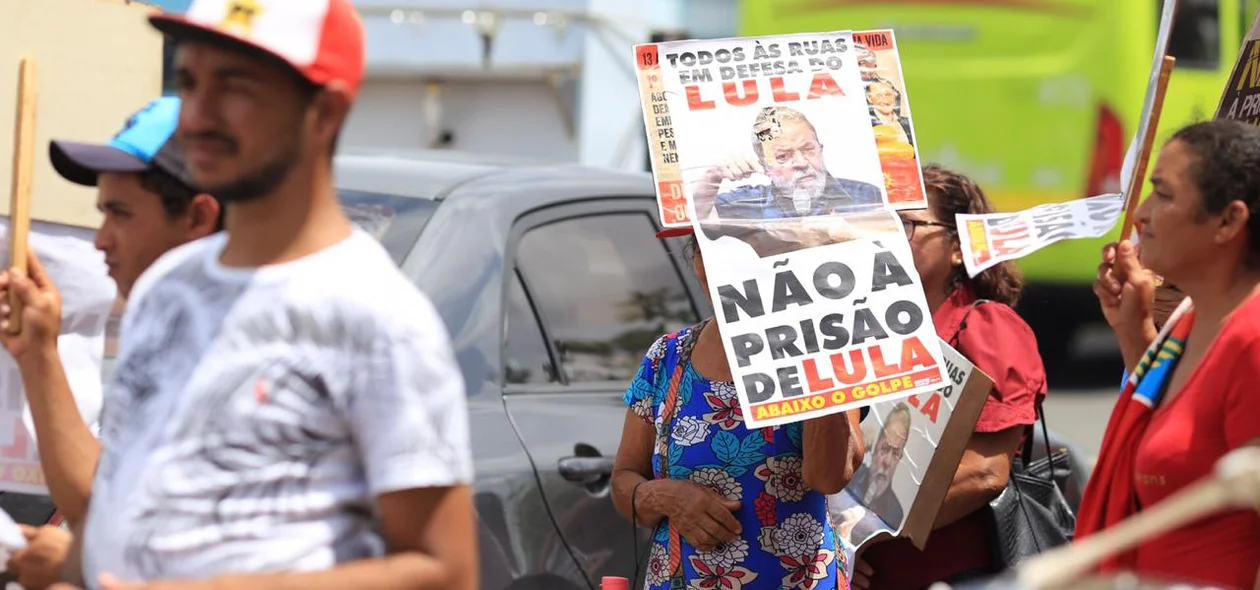 Manifestantes são contra prisão de Lula