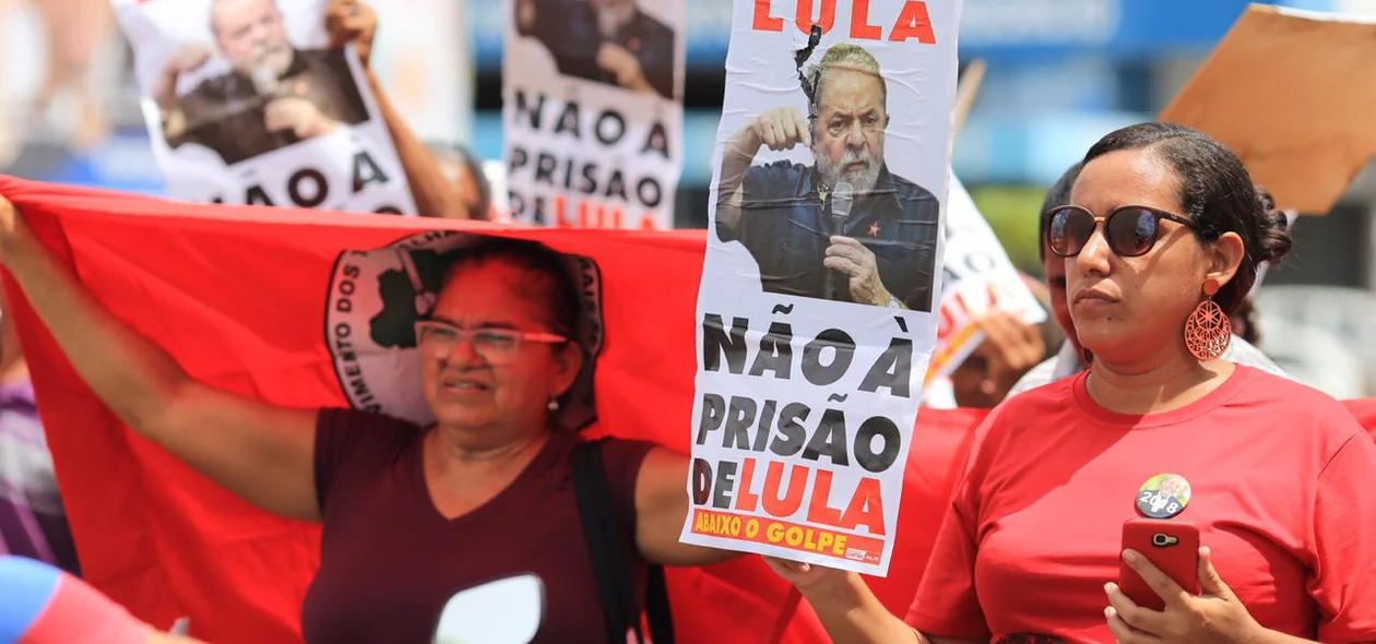 Manisfestantes em frente ao prédio da Justiça Federal