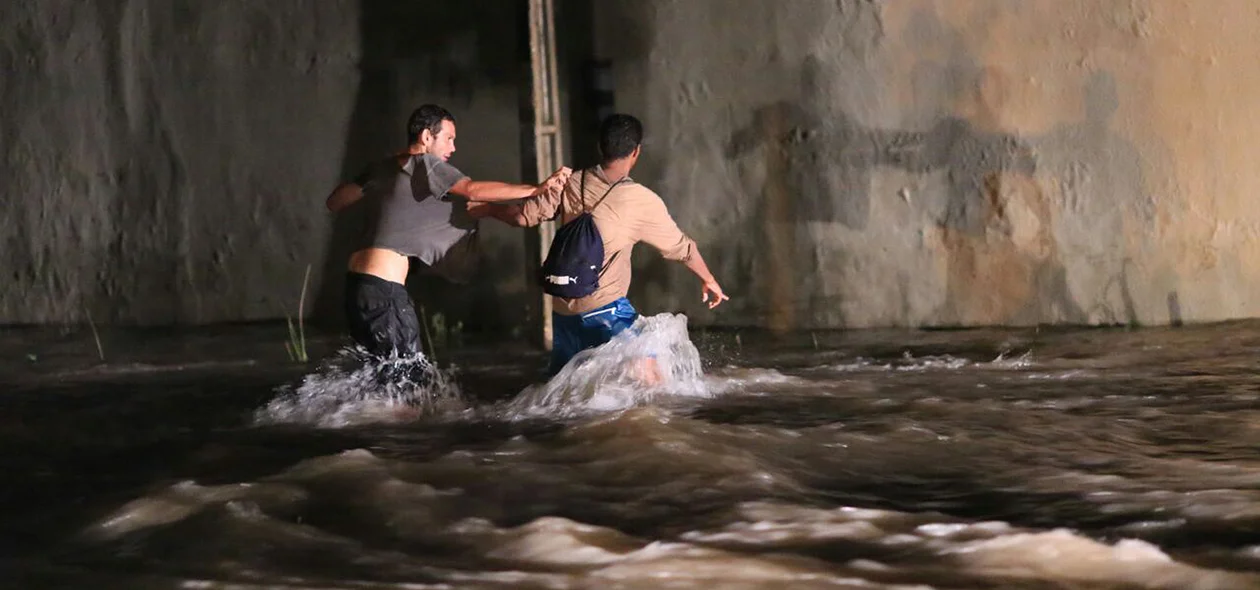 Moradores enfrentam a força da água na avenida Frei Heliodoro em Teresina 