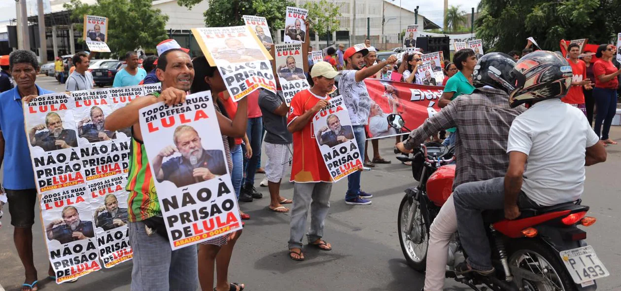 Multidão se reuniu em frente à Justiça Federal