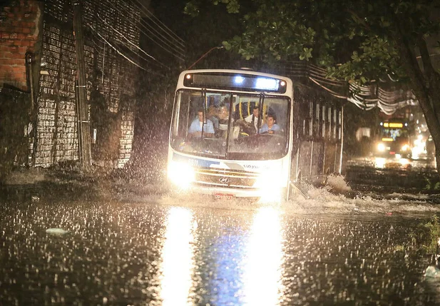 Ônibus enfrenta enchente na rua Jaime da Silveira na zona leste em Teresina