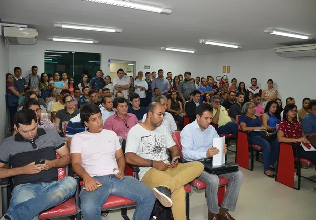 Público acompanha atentamente a discussão
