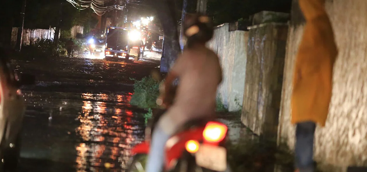 Rua Jaime da Silveira ficou alagada e Pedestres sofreram para voltar pra casa após chuva  