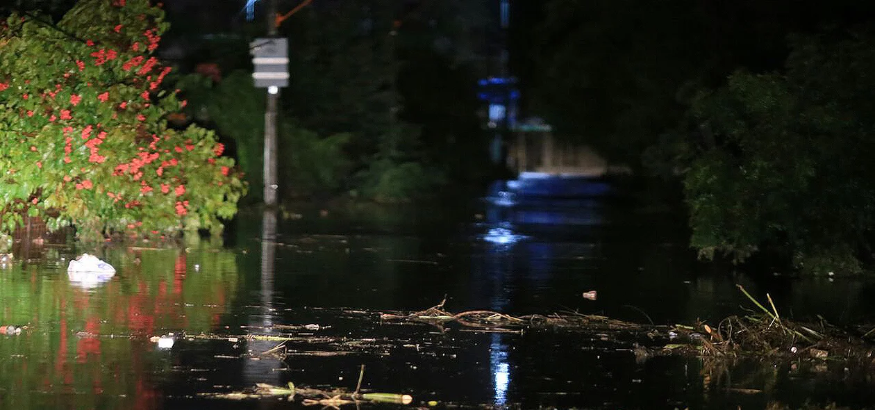 Rua Maestro Pedro Silva ficou coberta de água durante chuva