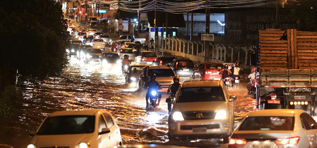 Trânsito congestionado na avenida dos Expedicionários em Teresina