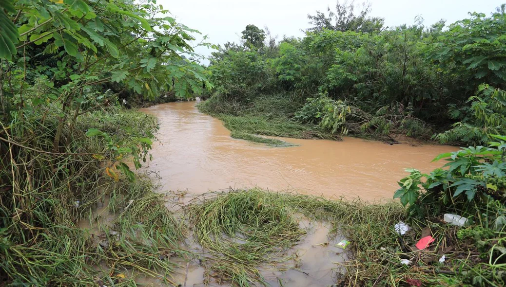 Água acumulada no bairro Recanto dos Palmares 