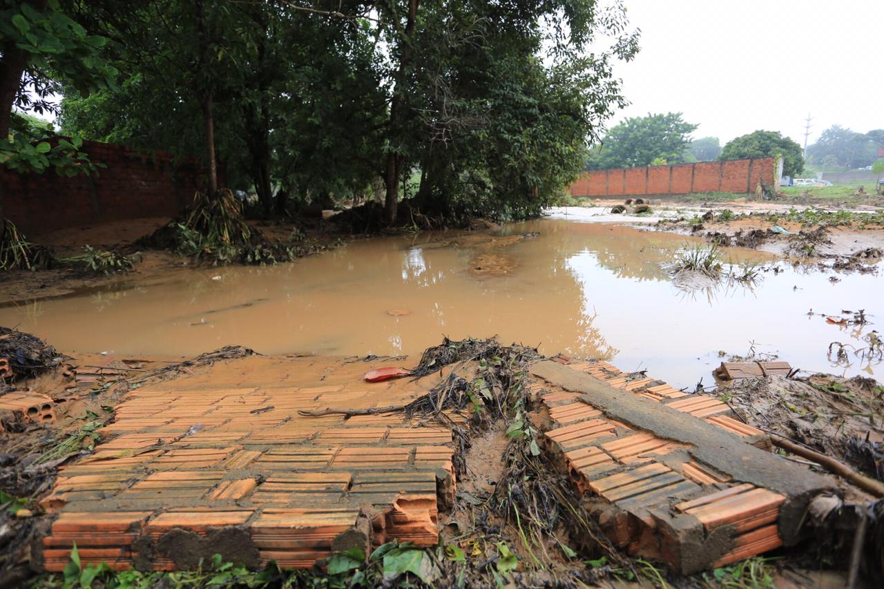 Destruição devido a força da chuva no Recanto das Palmeiras, zona leste