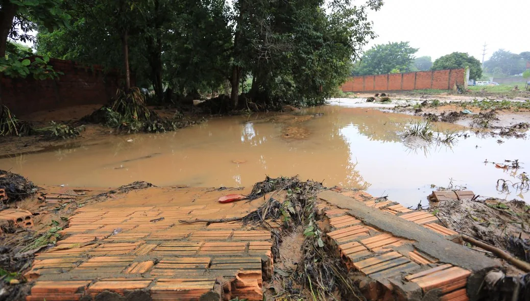 Destruição devido a força da chuva no Recanto das Palmeiras, zona leste