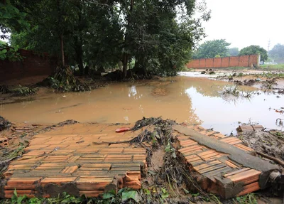 Destruição devido a força da chuva no Recanto das Palmeiras, zona leste