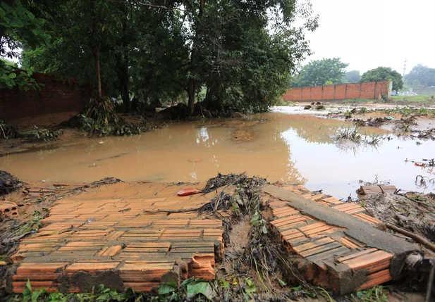 Destruição devido a força da chuva no Recanto das Palmeiras, zona leste