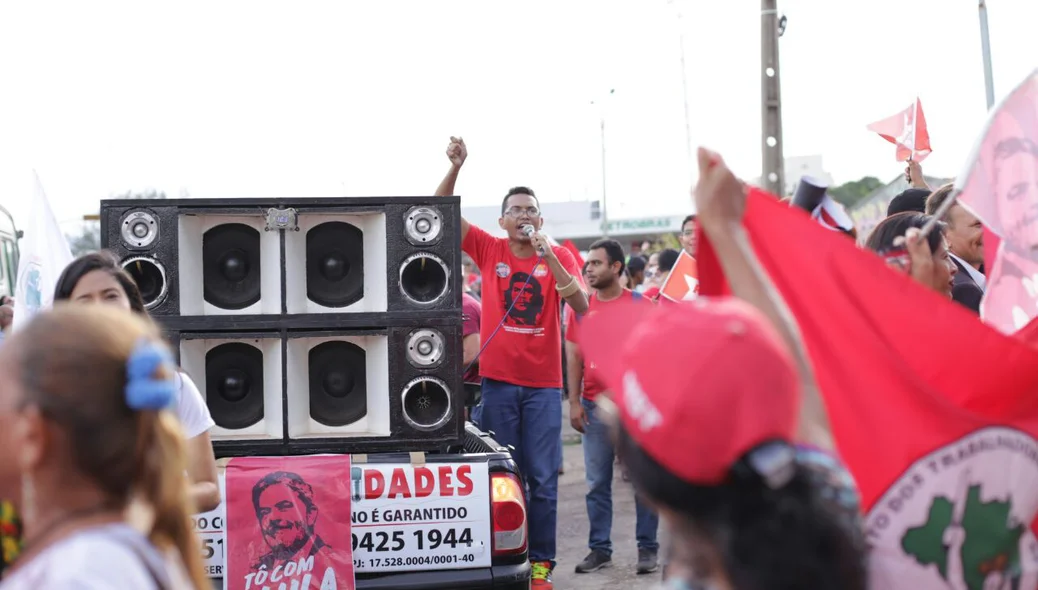 Carro de som em protesto a favor de Lula
