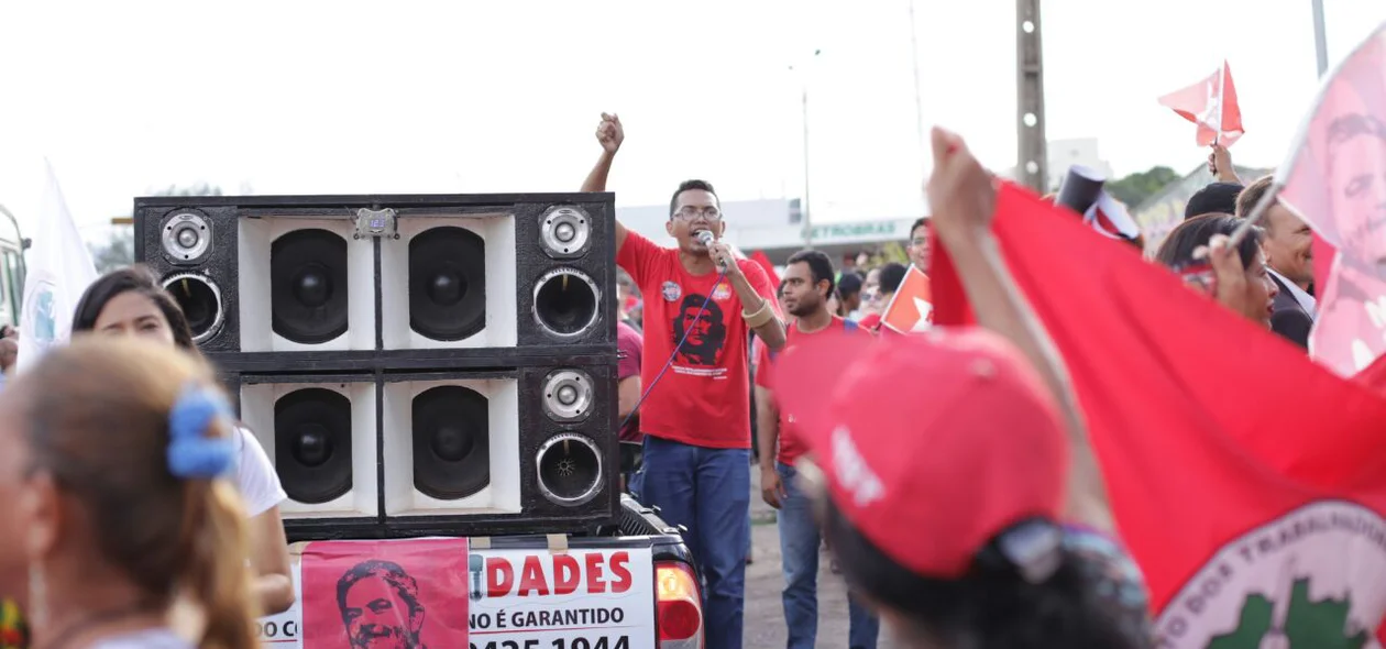 Carro de som em protesto a favor de Lula