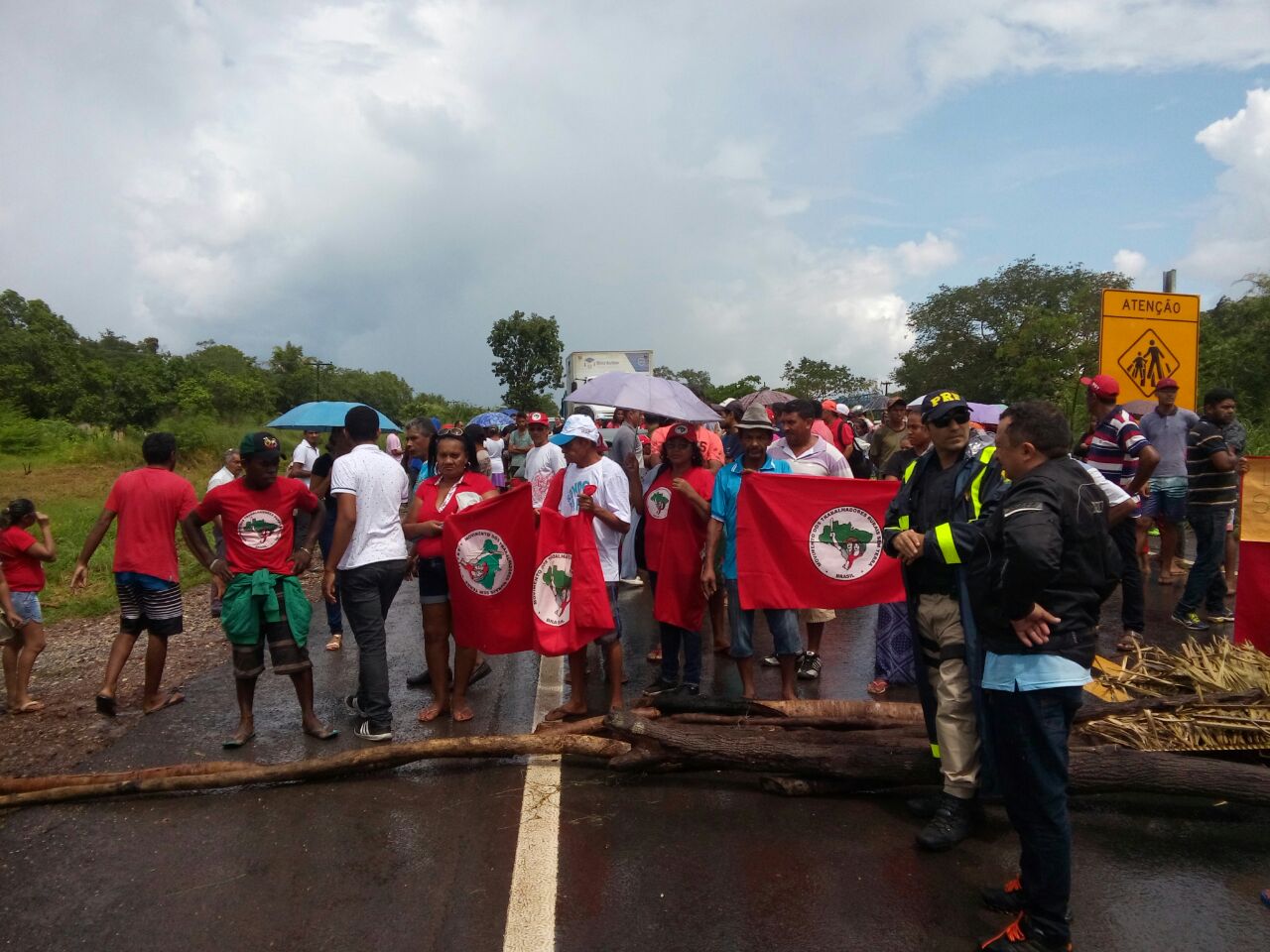 Manifestantes interditam BR 316 na saída pra Demerval Lobão