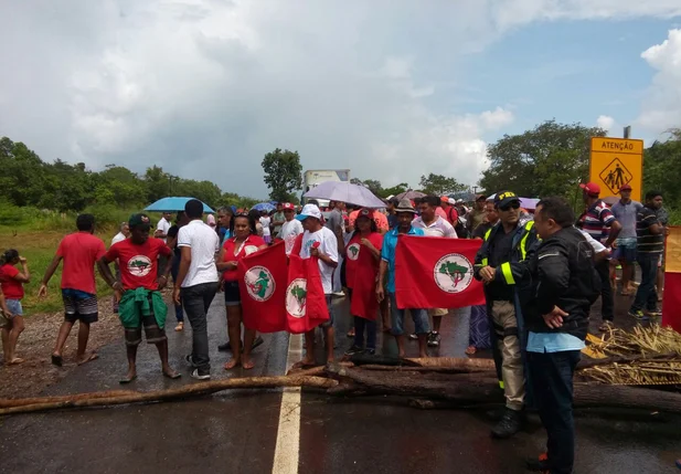 Manifestantes interditam BR 316 na saída pra Demerval Lobão