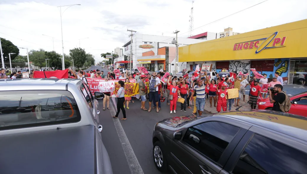 Manifestantes na Avenida Frei Serafim em ato pró-Lula