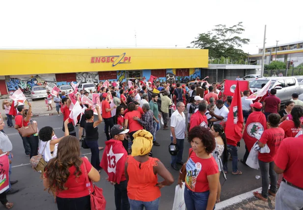 Manifestantes protestam contra prisão de Lula