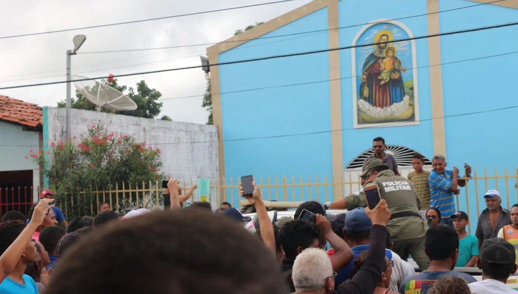 Populares se aglomeraram no local