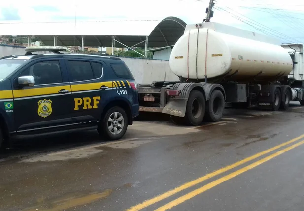 PRF apreende carreta bitrem com cigarro contrabandeado