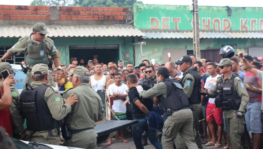 Suspeito é conduzido pela PM
