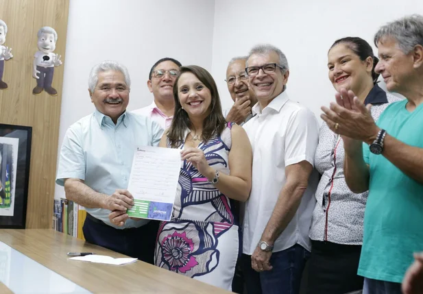 Senador Elmano Férrer se filia ao Podemos em Teresina