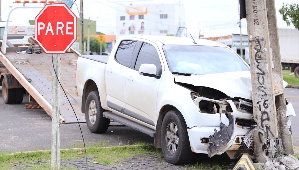 Frente do carro ficou destruída