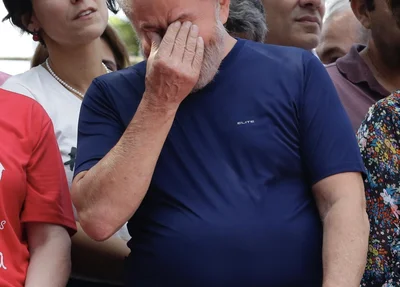 Lula chora durante homenagem a Marisa Letícia