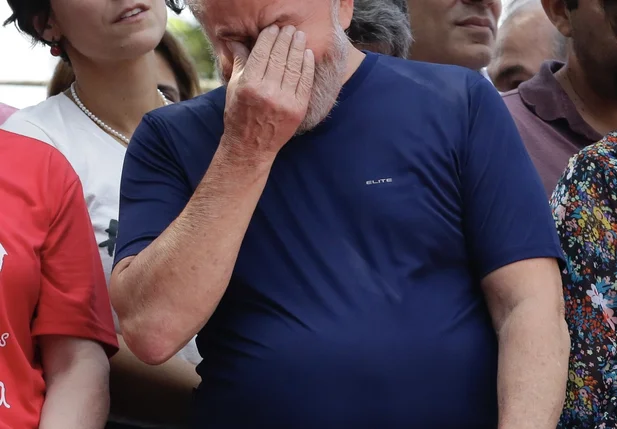 Lula chora durante homenagem a Marisa Letícia