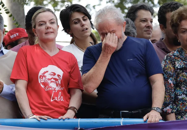 Lula diz que vai se entregar à PF
