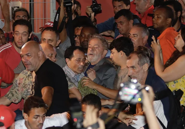 Lula sai a pé do Sindicato dos Metalúrgicos do ABC escoltado por seguranças e pela polícia federal, neste sábado 
