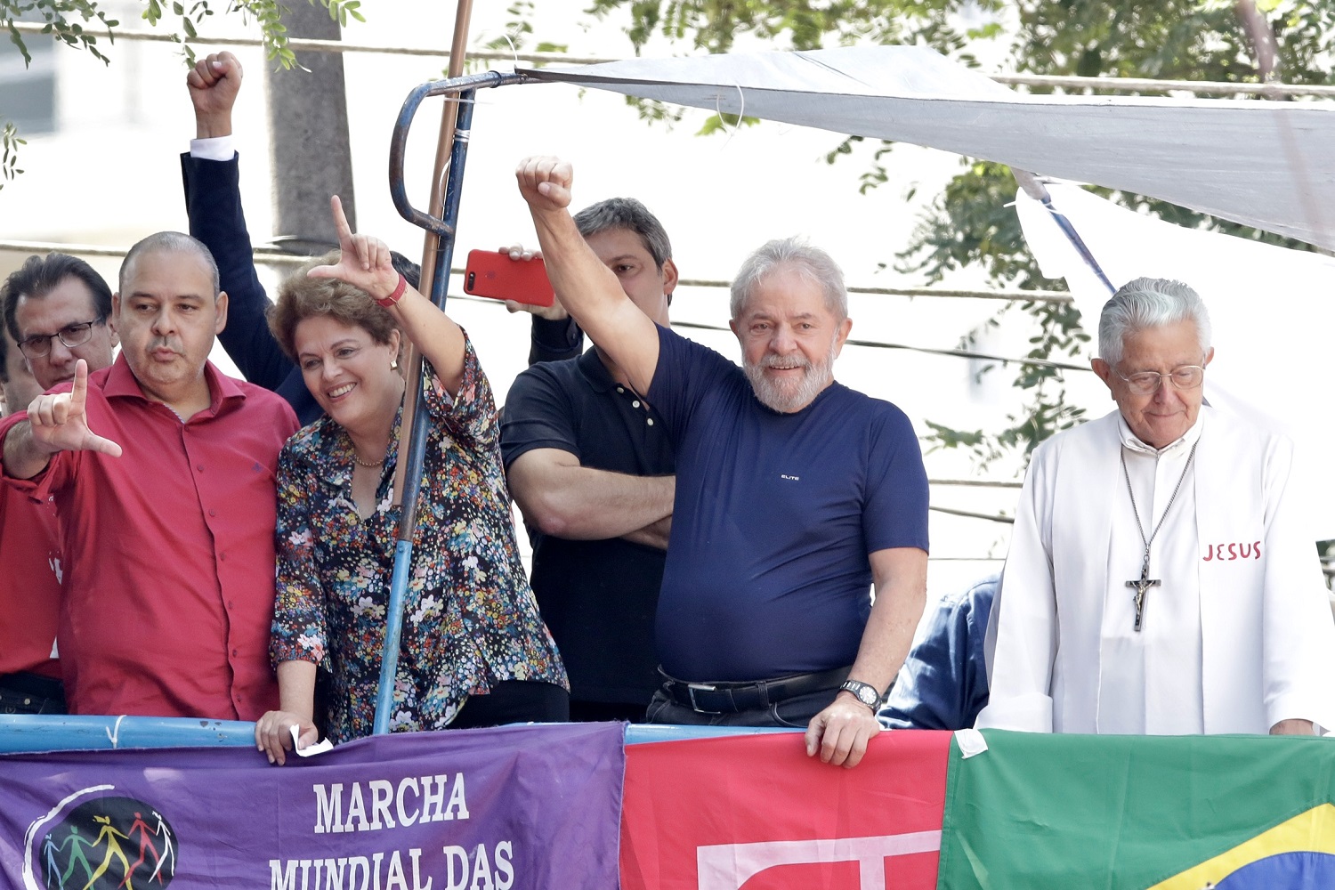 Lula vai a missa em homenagem a Marisa Letícia