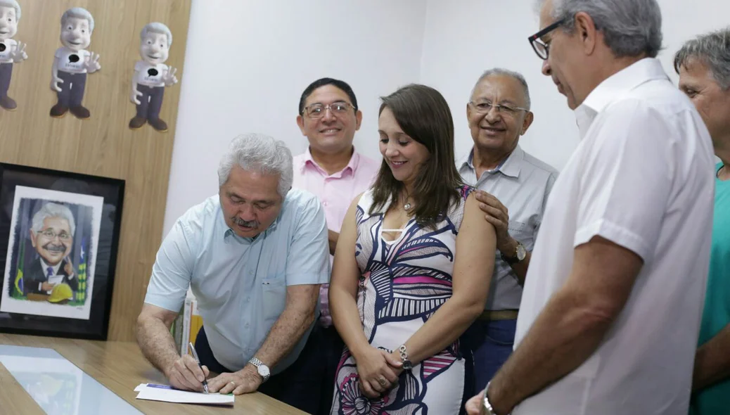 Senador Elmano Férrer se filia ao Podemos