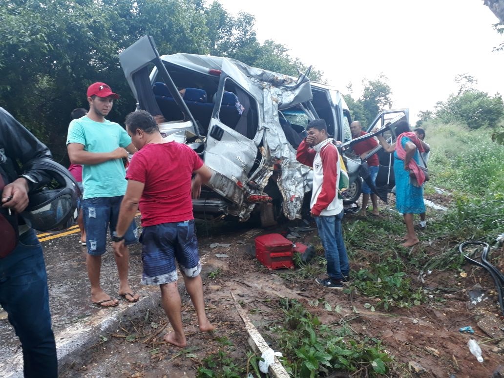 Van que colidiu com a árvore na BR-135