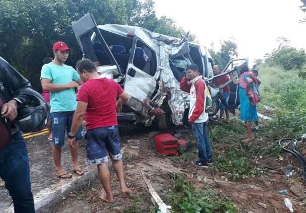 Van que colidiu com a árvore na BR-135