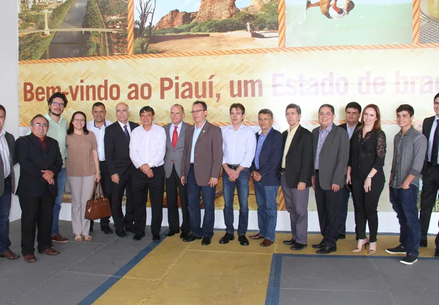 O encontro foi marcado pela assinatura de termo de cooperação entre o Estado e a incubadora La Salle Technova.